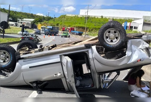 Caminhonete envolvida em colisão com carro capotou