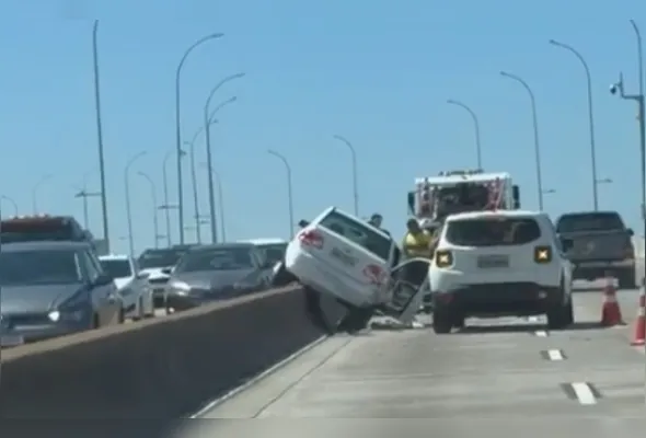 Veículo colidiu com a mureta que divide os dois sentidos na Terceira Ponte