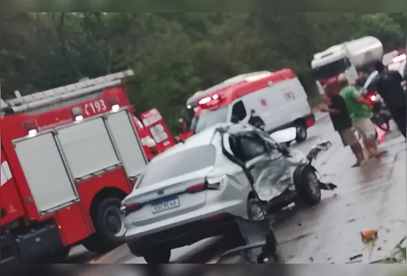 Acidente envolveu três veículos