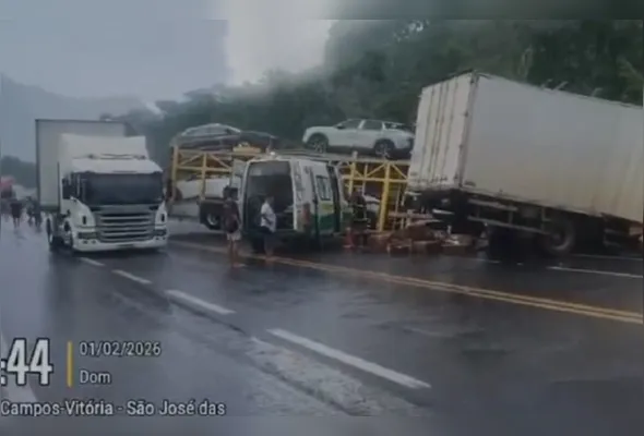 Imagem ilustrativa da imagem Acidente entre caminhões e ônibus de turismo interdita rodovia em Mimoso do Sul