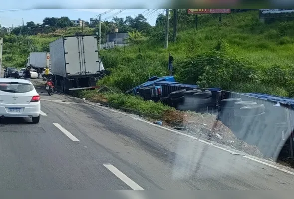 Com o impacto, uma das carretas foi arremessada para a lateral da via e tombou