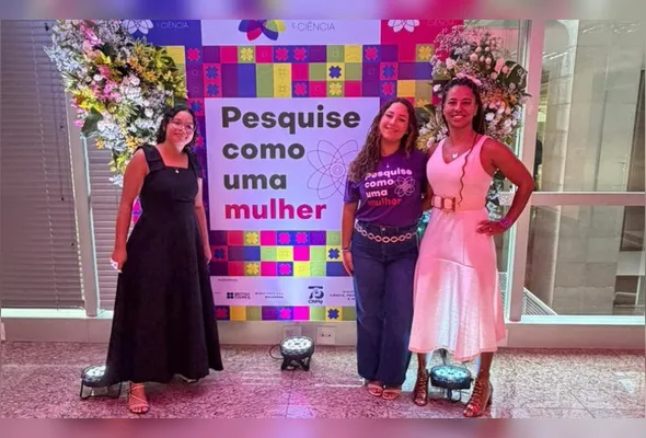 Lara Borges, Laíza Bride e a professora e coordenadora Tatiane Policárpio durante a premiação em Brasília