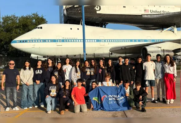 Alunos na exposição “Independence Plaza”, com o Boeing 747 da Nasa, o maior usado para transportar  ônibus espacial, em exibição permanente no Space Center Houston