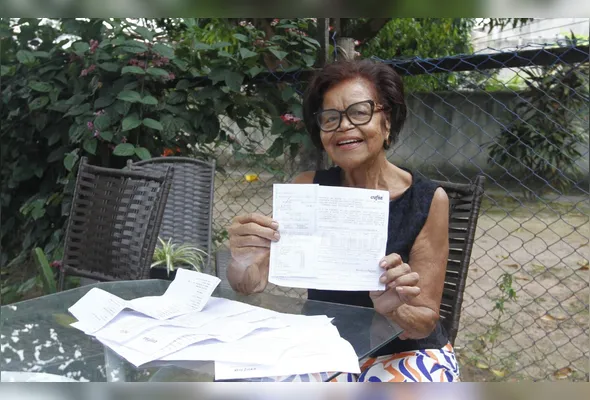 Clenilda mostra recibo da dívida que pagou: Procon notificou instituição, que, após negociação, liberou desconto
