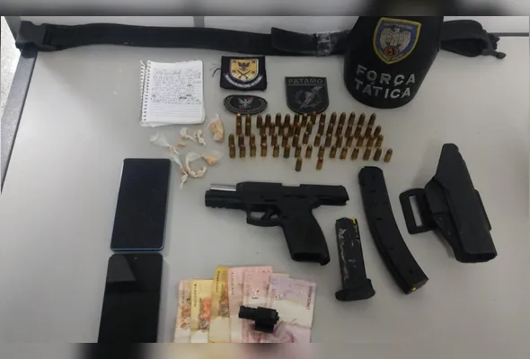 Armas, dinheiro e drogas foram apreendidas na operação
