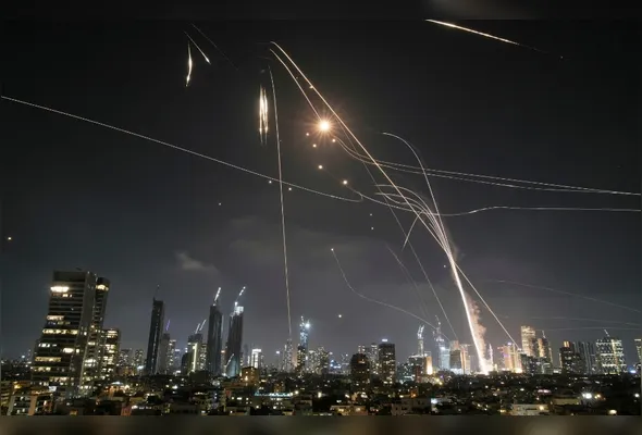 O sistema de defesa aérea israelense Iron Dome dispara para interceptar mísseis sobre Tel Aviv, Israel, nesta sexta-feira, 13 de junho de 2025. O governo do Irã estaria revidando ataque promovido por Israel