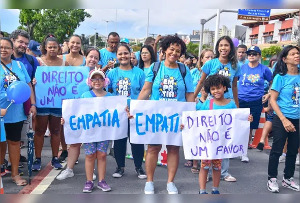 A caminhada busca dar visibilidade às pessoas com autismo.