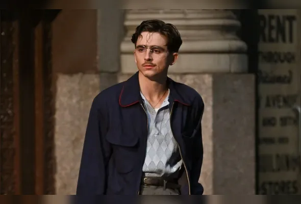 Marty (Timotheé Chalamet) é um apostador que vira jogador de tênis de mesa e ambiciona ser o melhor do mundo