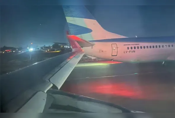 Segundo a LatamAirlines, o impacto com a aeronave da Aerolíneas Argentinas provocou danos leves em uma das asas