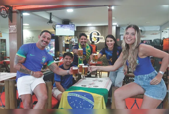 Rômulo Marcelino e Kamilly Pinheiro (à frente) com  Gabriel Paganini, Gilvan Alves, dono do Bar do Gil,  e Michele Fraga: expectativa para os jogos