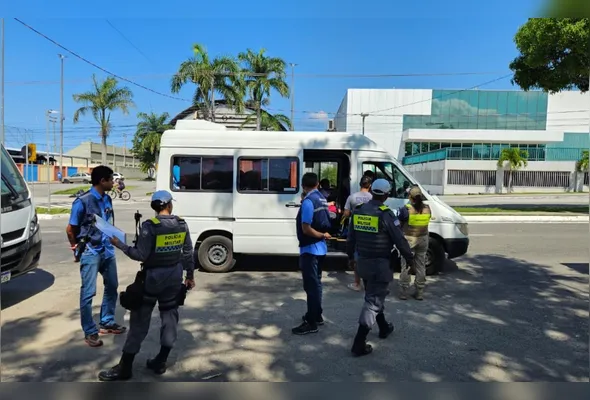 Fiscalização fez vistoria em vans e micro-ônibus que fazem serviço de transporte escolar em bairros da Serra