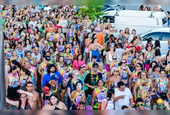 Com trio elétrico, abadás e um repertório variado de músicas cristãs, o bloco reúne milhares de pessoas