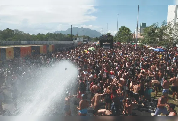 Trio elétrico atraiu milhares de foliões para a avenida Norte-Sul, 
em Vitória, na tarde de sábado