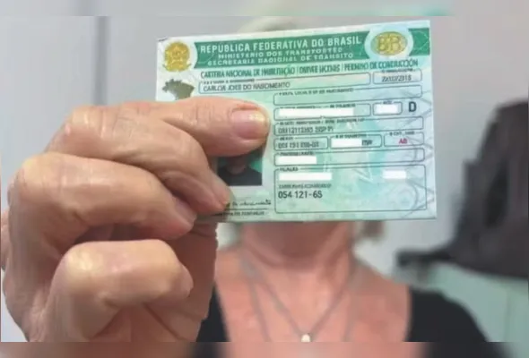 Motorista mostra CNH: Sudeste lidera  ranking de renovações automáticas