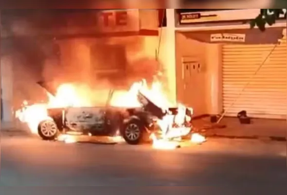 Ao receber voz de prisão, motorista ateou fogo ao próprio carro