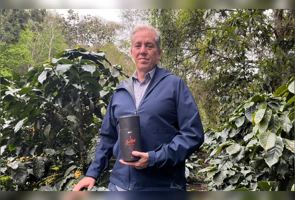 Henrique Sloper atribui o alto valor ao processo artesanal: ave seleciona os grãos mais maduros
