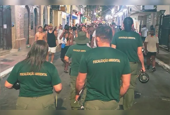 Agentes durante fiscalização no Centro de Vitória. Blitze vão continuar enquanto houver desfile de bloco