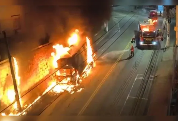 incêndio chamou atenção pela intensidade das chamas, que tomaram rapidamente todo o veículo