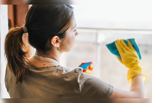 Trabalho doméstico ainda enfrenta alta informalidade, enquanto campanha pressiona por mais direitos e segurança para a categoria