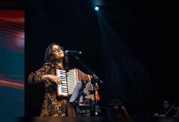 A artista transforma a canção em um verdadeiro abraço musical