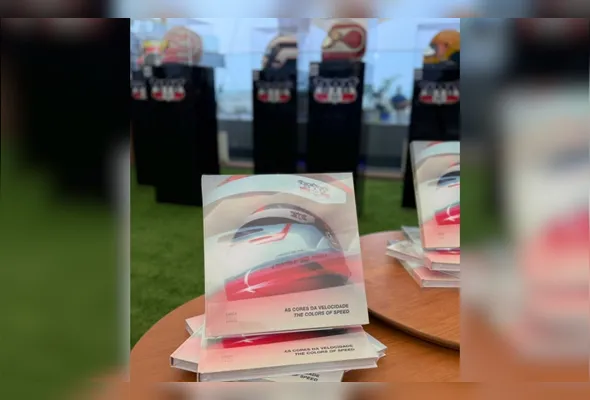 Mostra, realizada em parceria com a ArcelorMittal, reúne capacetes icônicos pintados por Alan Mosca e por seu pai, Sid Mosca, artista responsável por modelos usados por Ayrton Senna, Emerson Fittipaldi, Nelson Piquet, Rubens Barrichello e Felipe Massa