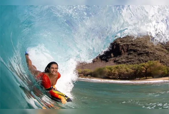 Luna Hardman, 20, compete na primeira etapa do Circuito Europeu de Bodyboarding, em Portugal
