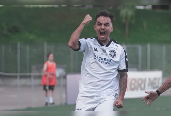 Gui Mendes comemora após marcar o gol do Rio Branco