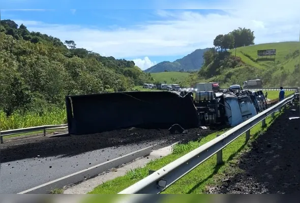Carreta tombou e interditou trecho da rodovia