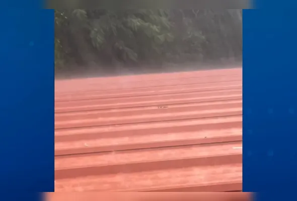 Chuva de granizo cai sobre telhado em Domingos Martins