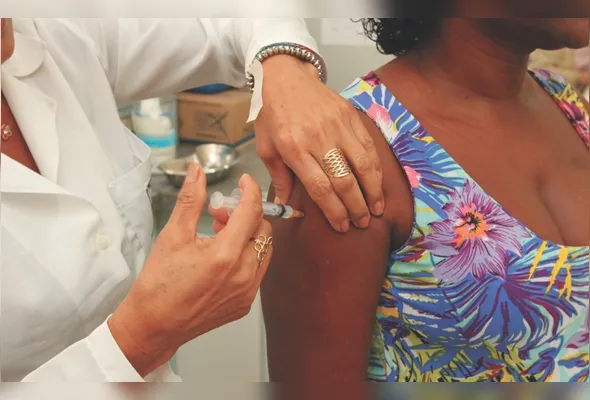 Profissional da saúde aplica vacina contra a gripe: idosos, crianças de até 6 anos e  gestantes são prioridade