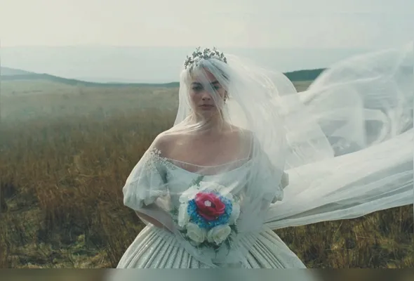 Catherine Earnshaw (Margot Robbie) abandona seu grande amor para se casar com um  vizinho rico