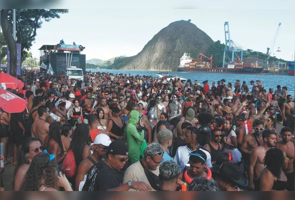 Bloco Coisas de Negres arrastou uma multidão pela avenida Beira-Mar, no centro de Vitória. Banda fez uma homenagem para a cantora  Preta Gil