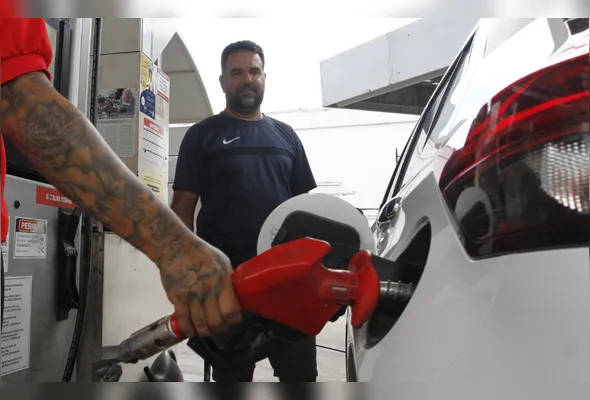 Cristian Moura Gonçalves completou o tanque do carro após acompanhar notícias sobre possível alta da gasolina