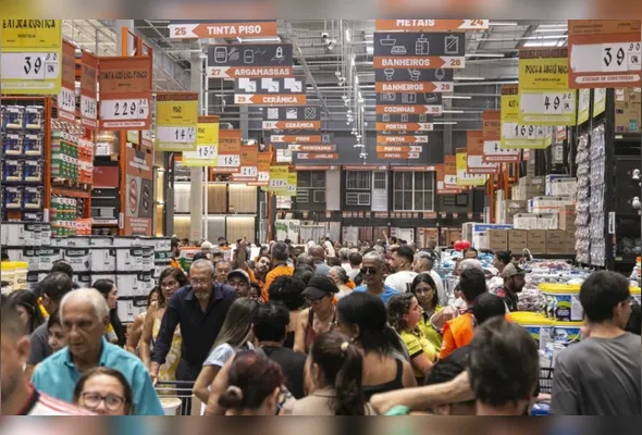 Movimentação em loja da Obramax: empresa é uma das que estão com seleção aberta em programa de trainee