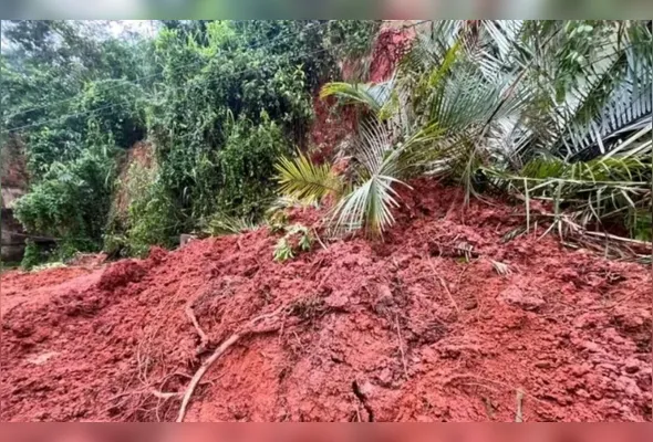 Deslizamento ocorreu no bairro Siderlândia, um dos mais afetados pelo forte temporal