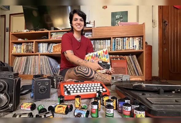 A cineasta Luiza Grillo Rabello coleciona discos de vinil, livros e câmeras analógicas