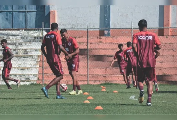 Jogadores da Desportiva treinam para o jogo de estreia nesta terça-feira, diante do Sampaio Corrêa/RJ no Rio de Janeiro