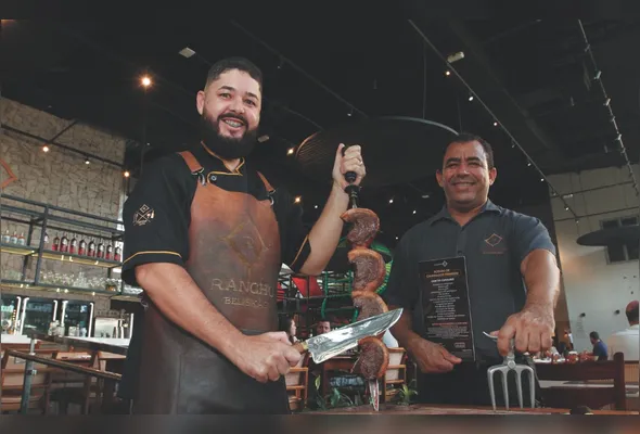 O chef de churrasco Elvis Henrique e o gerente operacional Heliuton Mendes: novidades no Rancho Beliskão