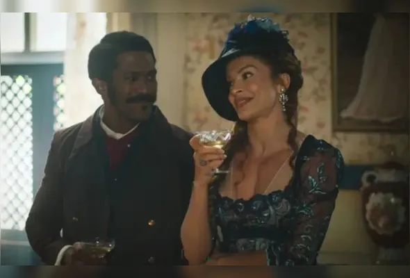 O ator André Luiz Miranda faz o papel de João, que é apaixonado por Beja, vivida pela atriz Grazi Massafera