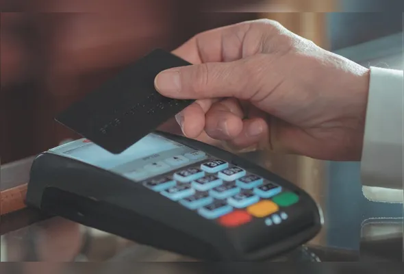 Uso de cartão de crédito, o maior vilão das famílias que acabam se tornando inadimplentes