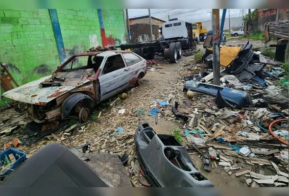 Durante as buscas na oficina, foram localizados dois veículos pertencentes a vítimas dos crimes investigados e diversos veículos em avançado estado de deterioração, além de peças e sucatas