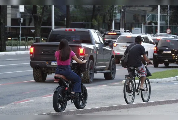 Movimentação de bike elétrica na região da Praça dos Namorados, em Vitória: velocidade deve ser de 6 km/h