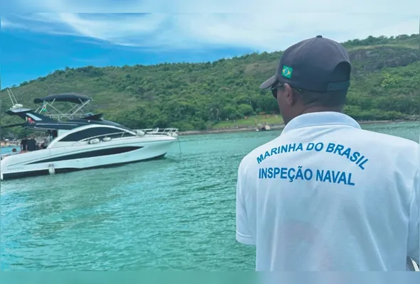 Agente da Marinha durante fiscalização: infrações envolvem, principalmente, embarcações de esporte e recreio
