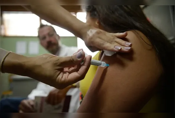 Imagem ilustrativa da imagem Empresas deverão orientar trabalhadores sobre vacina e exames de câncer; entenda