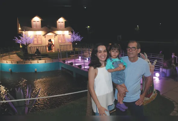 Beatriz de Souza Silva com seu pai, Adauto Henrique da Silva, e a filha    Lia, de 2 anos, na Vila de Páscoa