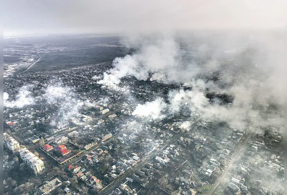 Fumaça aumenta após ataques russos nos arredores de Bakhmut, na Ucrânia: guerra teve início em fevereiro.