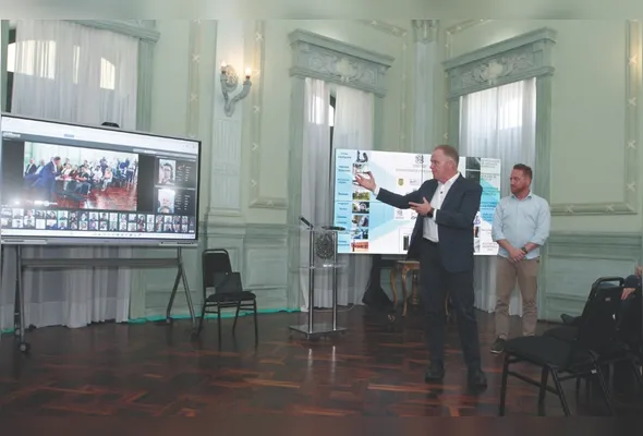 Governador Renato Casagrande apresentou as telas inteligentes, que serão instaladas em escolas do Estado