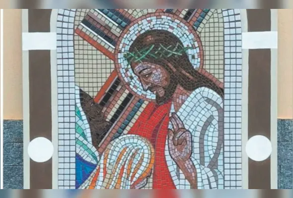 Peça feita em mosaico representa uma estação da Via-Sacra