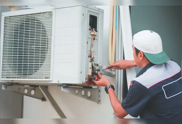 A unidade externa, que faz a troca de calor, necessita de manutenção