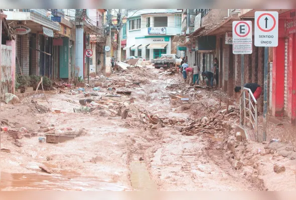 Rua de Mimoso do Sul após temporais que provocaram estragos em 2024: ajuda voluntária para reconstrução